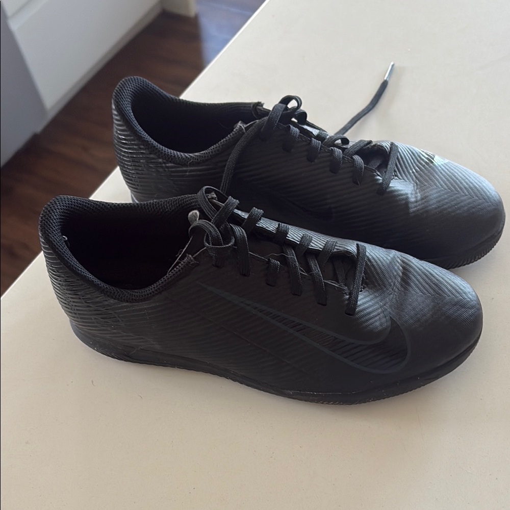 Kids futsal shoes Nike